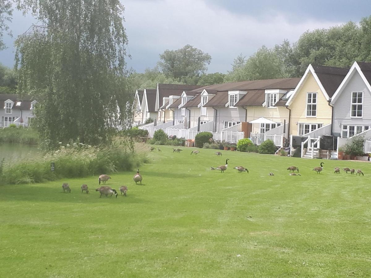 Nyhavn Lakeside Cottage Cirencester Exterior foto