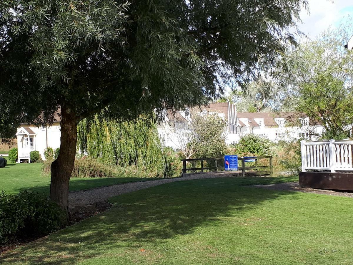 Nyhavn Lakeside Cottage Cirencester Exterior foto